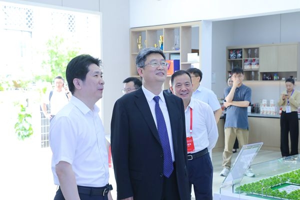 8.中國(guó)安徽省人民政府副省長(zhǎng)孫勇參觀(guān)海螺屋1