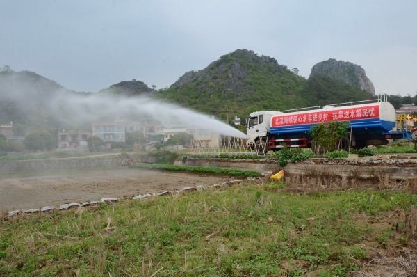 北流海螺開(kāi)展愛(ài)心水車(chē)進(jìn)鄉(xiāng)村活動(dòng)，幫助群眾澆灌土地_副本