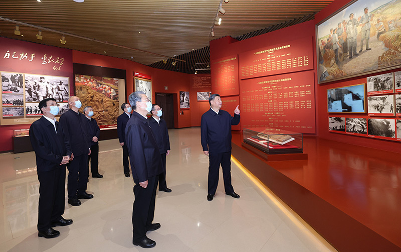 　　10月27日，中共中央總書記、國(guó)家主席、中央軍委主席習(xí)近平帶領(lǐng)中共中央政治局常委李強(qiáng)、趙樂際、王滬寧、蔡奇、丁薛祥、李希，瞻仰延安革命紀(jì)念地。這是習(xí)近平等在延安革命紀(jì)念館，參觀《偉大歷程——中共中央在延安十三年歷史陳列》。