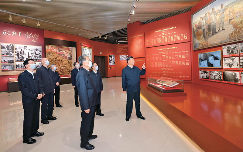 2022年10月27日，中共中央總書記、國家主席、中央軍委主席習(xí)近平帶領(lǐng)中共中央政治局常委李強(qiáng)、趙樂際、王滬寧、蔡奇、丁薛祥、李希，瞻仰延安革命紀(jì)念地。這是習(xí)近平等在延安革命紀(jì)念館，參觀《偉大歷程——中共中央在延安十三年歷史陳列》。 新華社記者 鞠鵬/攝
